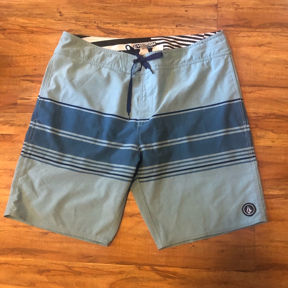 Volcom Board Shorts Men`s Size 38 Pockets 4 way stretch Swim Trunks Blue.